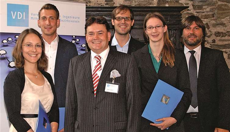 Während des VDI-Sommertreffens erhielten die Absolventen den VDI-Förderpreis für Forschungsergebnisse auf höchstem Niveau (v. l.): Rabea Cegla, Florian Holleyn, VDI-Bezirksvorsitzender Dipl.-Ing. Dipl.-Wirtsch.-Ing. Jürgen R. Dietrich (1. Vorsitzende des VDI M), Valerie Müller mit dem betreuenden Prof. Dipl.-Ing. Dirk Fischer. M. Lotz