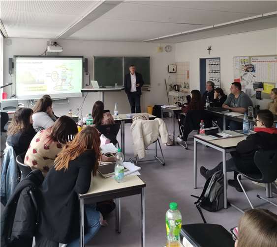 Während des Vortrages mit Dr. Ulrich Kleemann. Quelle: Hildegard von Bingen Schule