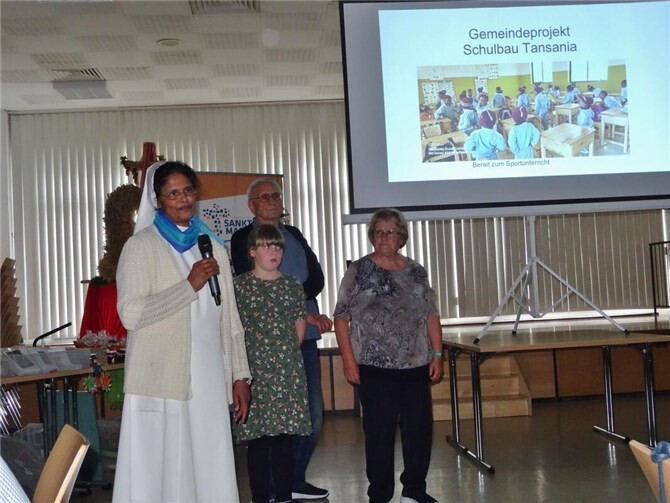 Erntedank und Vortrag über Schulbauprojekt in Tansania Während des Vortrags stellte Sr. Nivedita den Teilnehmern die Herausforderungen im Schulwesen der ländlichen Regionen Tansanias vor und erläuterte, wie das geplante Schulbauprojekt die Situation deutlich verbessern kann. Foto: privat