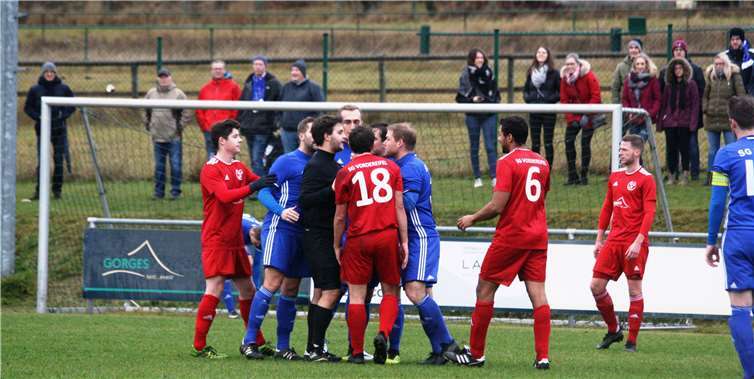 Während des gesamten Spiels gab es hitzige Disskusionen.