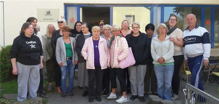 Während des österlichen Frühstücks konnten die Damen eine Spende für Kinder in Indien an Schwester Theresia übergeben.