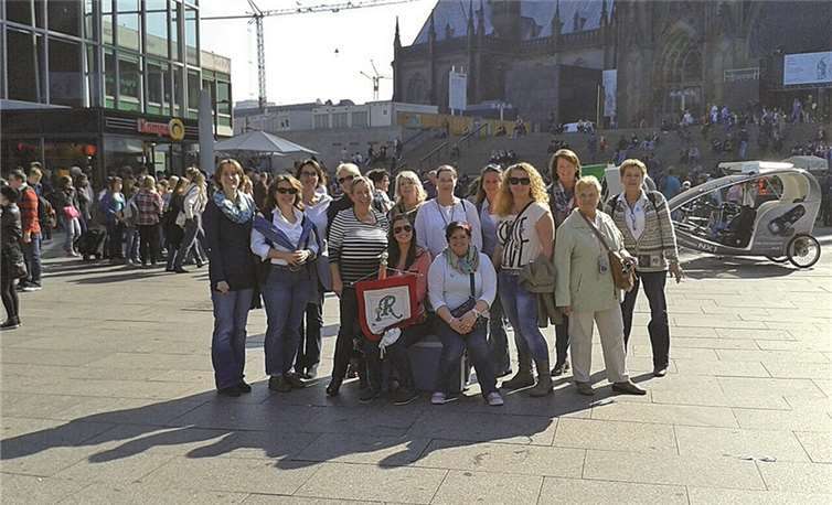 Während des traditionellen Ausflugs der Ex-Weinköniginnen Remagen nach Köln durfte ein Bild vor dem Dom nicht fehlen. Privat