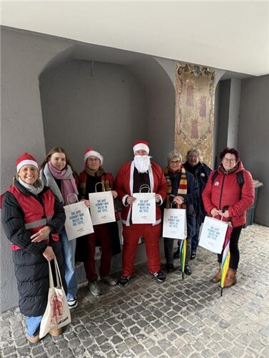 Während die AfD am vergangenen Samstag vor dem neuen Rathaus noch ihren Infostand aufbaute, verteilten linke Adventswichtel mit ihrem Nikolaus bereits Süßigkeiten mit einer klaren Botschaft: „Die AfD kommt mir nicht in die Tüte“. Foto: privat