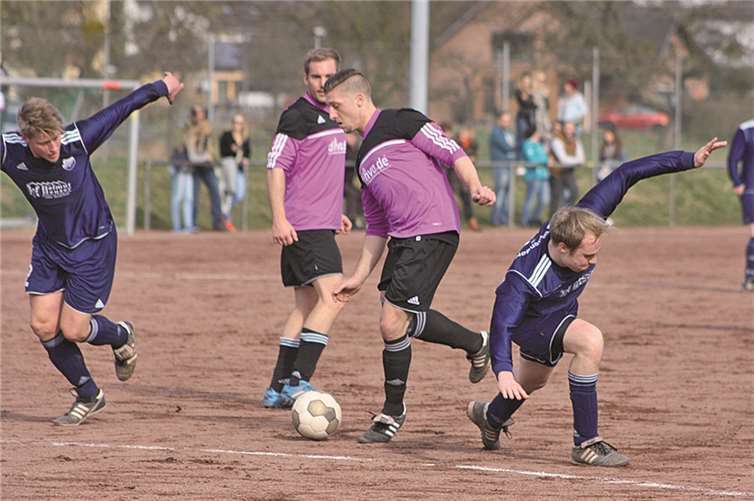 Während die Bad Bodendorfer Spieler (blaue Trikots) sich scheinbar noch im Landeanflug befinden, tankt sich Bachem/Walporzheims Mittelfeldmotor Patrick Mauel mit dem Ball nach vorne. privat