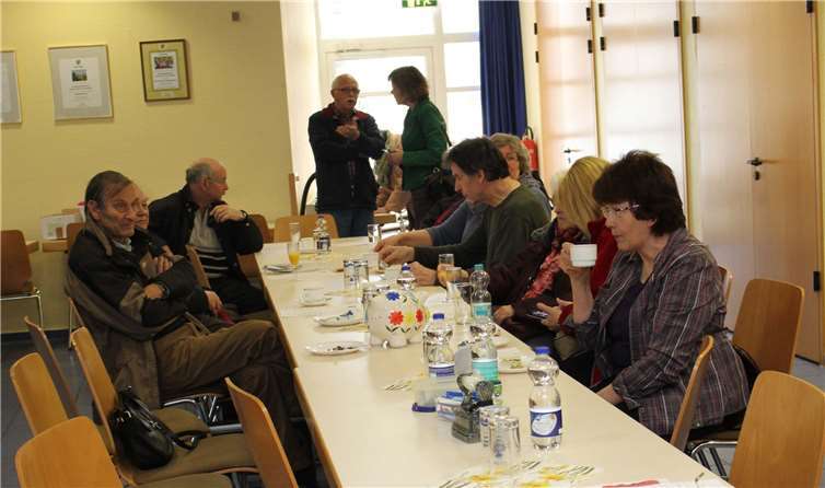 Während die Besucher des Reparatur-Cafés bei Kaffee und Kuchen sowie erfrischenden Getränken ein „Schwätzchen“ halten, …...
