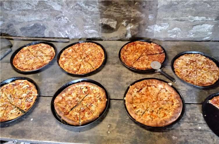 Während die Brote ruhen mussten, wurde der Ofen genutzt, um Pizza zu backen. Foto: privat