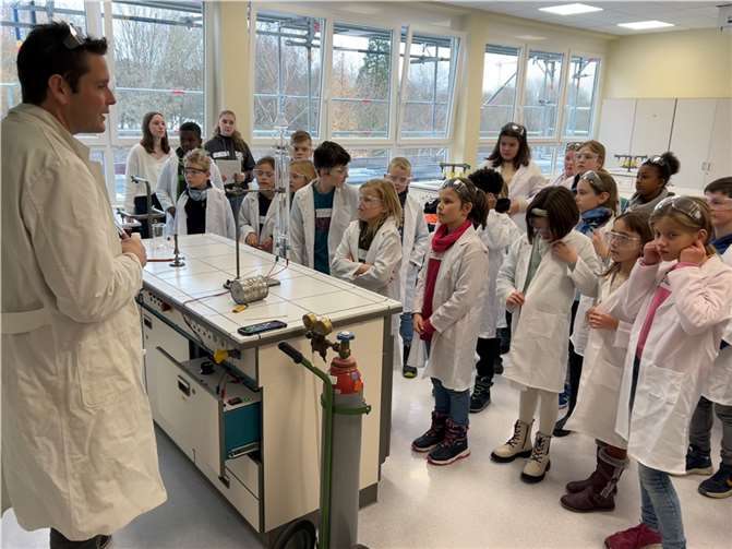 Während die Eltern von der Schulleitung informiert wurden, nahmen sich Oberstufenschüler der Viertklässler an und führten sie durch die Fachräume und die Sporthalle zu spannenden Projekten aus den Bereichen Chemie, Technik und Naturwissenschaften, Sport und Hauswirtschaft.