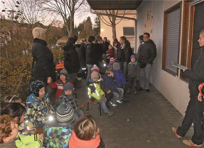 Während die Gastgeber etwas vortragen, können die Gäste des „lebendigen Adventskalenders“ den Alltag kurz ausblenden und die besinnliche Atmosphäre genießen. privat