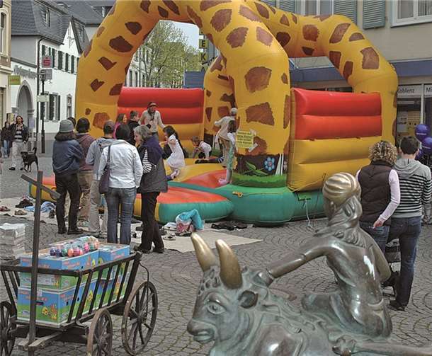 Kirchplatzflohmarkt und verkaufsoffener Sonntag Während die „Großen“ bummeln und einkaufen, werden für die Kinder Spiele angeboten.Archiv