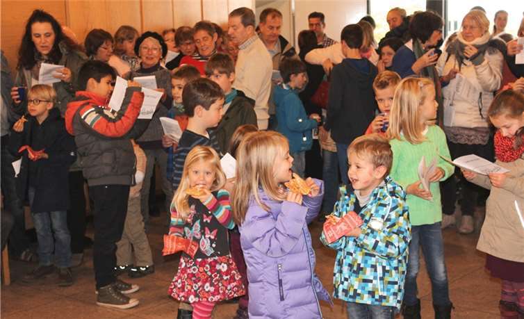 Während die „Großen“ singen, lassen sich die jüngsten Besucher ihre Waffeln schmecken.DL