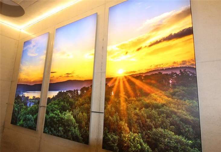 Während die Installation momentan einen Sonnenaufgang über der Pellenz zeigt, erlaubt die Konstruktion auch einen Wechsel der Leinwände. Foto: privat