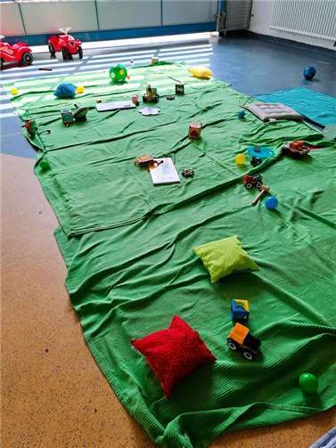 Während die Jüngsten die „Spiele-Insel“ entdeckten, dort Kreisel drehten, Türme bauten, den Kriechtunnel entdeckten oder mit Glöckchen-Armbändern musizierten und Bücher betrachteten, tobten die größeren Kinder im Bällebad, stellten Geschwindigkeitsrekorde mit dem Bobbycar auf und kochten in der Kinderküche. Foto: privat