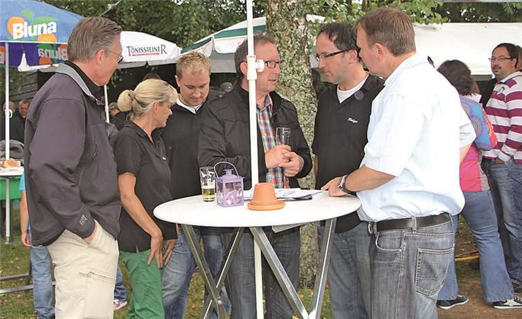 Während die Jugend bei der Dorfrallye war, hielten die Erwachsenen mit Erwin Rüddel einen Plausch.WT