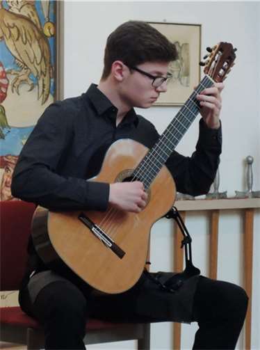 Während die Jury um die Entscheidung über die Preisträger rang, begeisterte Vorjahrespreisträger Lukas Klemmer mit anspruchsvollen Klängen.