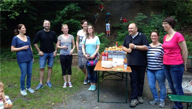 Während die Kinder den Wald erkundeten, nutzen die Erwachsenen den Tag zum gegenseitigen Austausch und Kennenlernen.