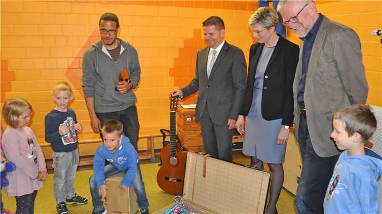 Während die Kita-Kinder die neuen Instrumente ausprobieren, schauen der Musikpädagoge Manrique Arias, Meckenheims Erster Beigeordneter Holger Jung, Sonja Schallenberg von der Kreissparkasse und Rainer Land vom Kultur- und Sportamt des Rhein-Sieg-Kreises (von links) vergnügt zu.Foto: Stadt Meckenheim