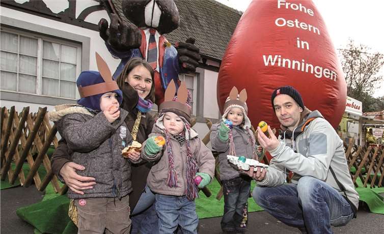 Während die Kleinsten ihre Ostereier verspeisten, wachte der Riesenosterhase über sein Riesenosterei.  EP