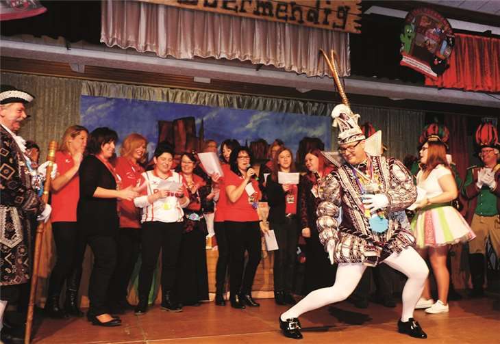 Während die Möhnen ihr eigens für Prinz Timo I. komponiertes Lied: „Sieben Sünden bist Du uns wert“ vortrugen, bedankte dieser sich mit einer zwerchfellerschütternden nonverbalen Vorstellung.