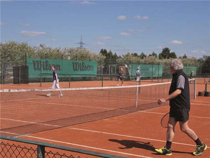 Während die Nachwuchstalente noch übten, trugen die Mitglieder des ATC auf den anderen zwölf Plätzen ihr traditionelles Turnier zur Eröffnung der Freiplatzsaison aus.