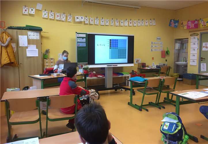 Während die Notbetreuung in der Schule organisiert und personell durchgeführt wird, versorgen die Lehrer*innen gleichzeitig ihre Home-Schooling-Klassen mit Unterrichtsmaterialien.