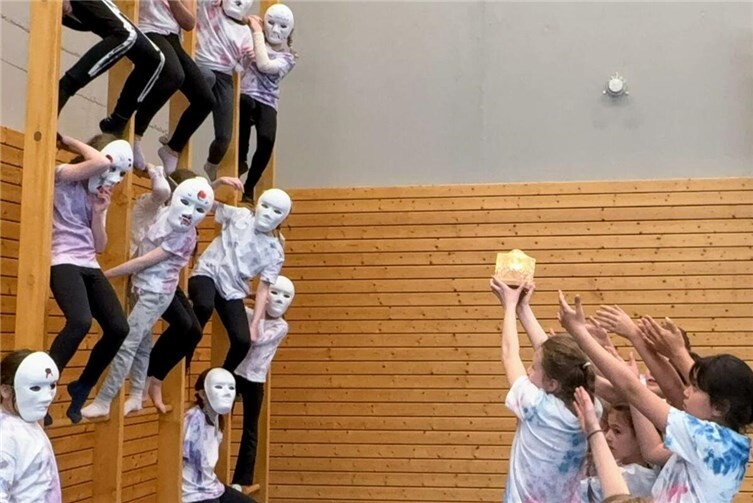 Während die Piraten in die „Wanten“ (die Seilaufhängungen) kletterten, erspähte der Ausguck hoch oben auf zwei Luftringen die Geister im Unwetter. 