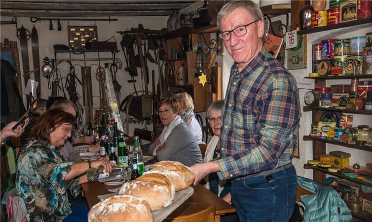 Während die Teilnehmer in geselliger Runde die Pizzen und Flammkuchen verzehrten, wurden die Brote im Backofen abgebacken.Foto: privat