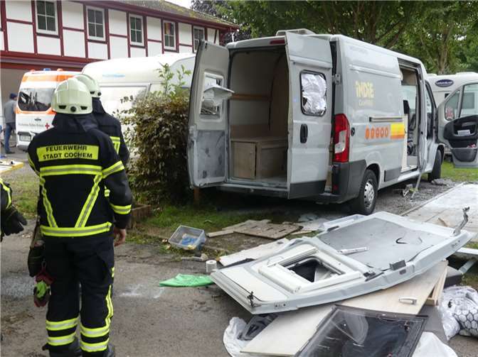 Während die beiden Personen mit leichten Verbrennungen sowie einem Knalltrauma davonkamen, entstand am Wohnmobil offensichtlich Totalschaden. Fotos: TE