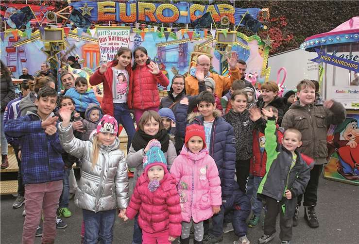 Eine mehr als eindrucksvolle Aktion Während die größeren Kinder und Jugendlichen ihren Spaß auf einem fetzigen Fahrgeschäft hatten, stellten sich die jüngeren für ein Dankeschön an die Schausteller zusammen.WEC