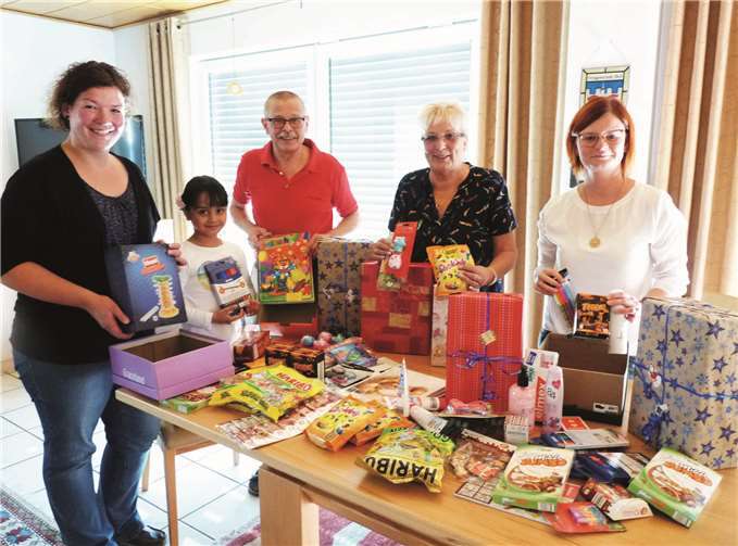Während draußen goldenes Oktoberwetter herrschte, packten Peter Wölwer, Stephanie Daub, Erika und Peter Wölwer mit ihrem Enkelkind Joyce Bemfert sowie Nadine Soetebier bereits die ersten Weihnachtspäckchen. Foto: FRE