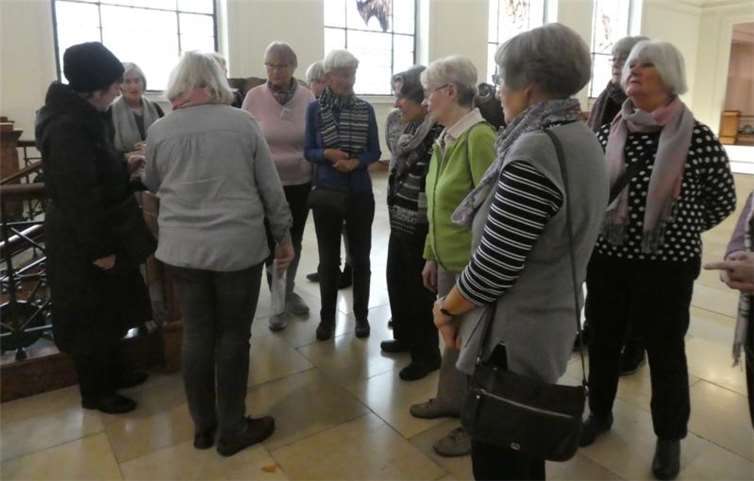 Während einer Führung bekamen die Besucherinnen die Sonderausstellung erklärt.privat