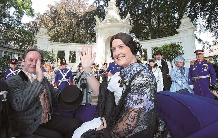 Während einer Kutschfahrt genießt die Kaiserin das Bad in der Menge.Koblenz Touristik