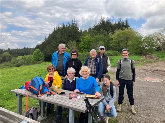 Während einer Pause genossen die Wanderer den weiten Blick über die Eifelhöhen.  Foto: Eifelverein Bad Breisig e.V.
