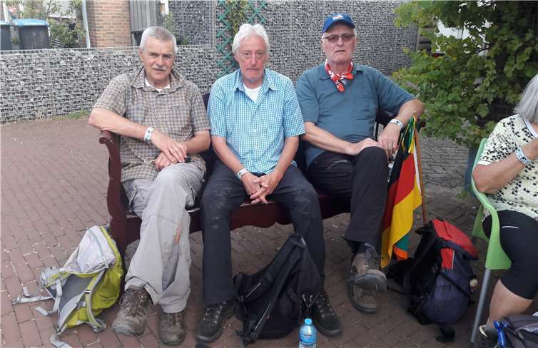 Während einer Rast Overasselt am 4. Wandertag (v. l. n. r.): Siegfried Bethke, Reinhard Riss, Manfred Rosenthal.