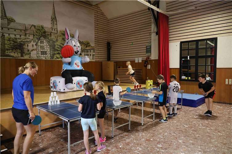 Während einer Schulstunde erhielten Schüler der 2. und 3. Klassen die Gelegenheit, Grundkenntnisse im Tischtennis zu erwerben. Foto: privat