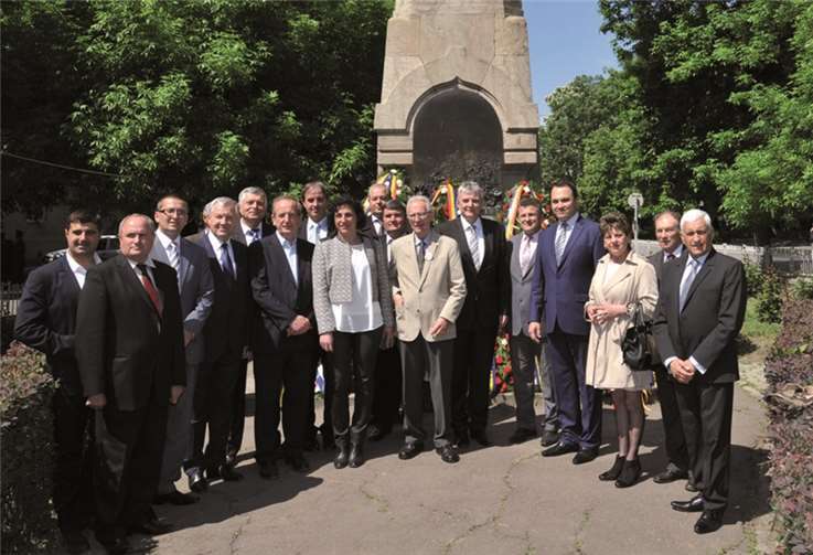 Während einer feierlichen Zeremonie am Unabhängigkeitsdenkmal in Fokschan legten die Delegationen Kränze nieder. Für Andernach nahm eine Delegation mit Bürgermeister Claus Peitz (6.v.r.) an der Spitze teil. Stadt Andernach/Maurer