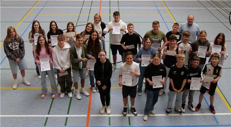 Während einer kleinen Feier in der Sporthalle der Schule überreichte die Schulleiterin Christiane Hofmann den jeweiligen Klassensprecherteams Urkunden. Foto: M. Veit