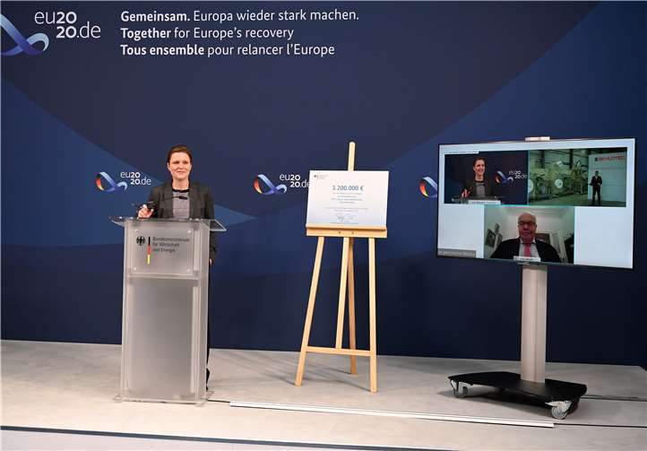 Während einer virtuellen Übergabe nahm SKYLOTEC-Geschäftsführer Dr. Kai Rinklake von Bundeswirtschaftsminister Peter Altmaier den Förderbescheid entgegen. Foto: BMWi/Andreas Mertens