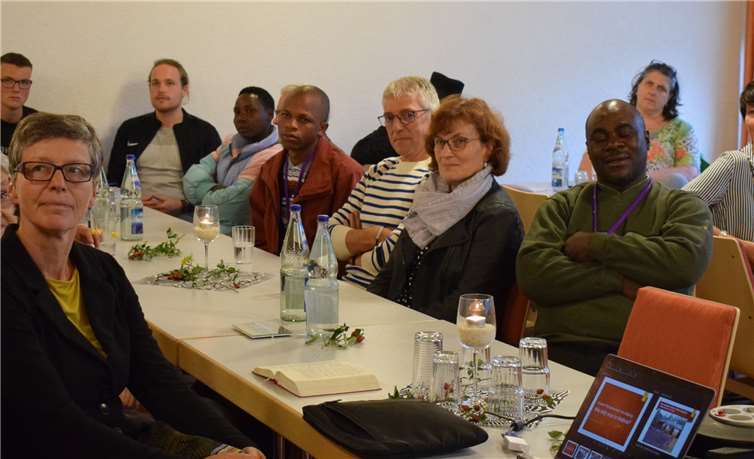 Während eines Abends der Begegnung in Singhofen bestand nach der strapaziösen Reise Gelegenheit, sich auszutauschen und gemeinsam zu beten, zu singen, zu essen und zu tanzen.Fotos: privat