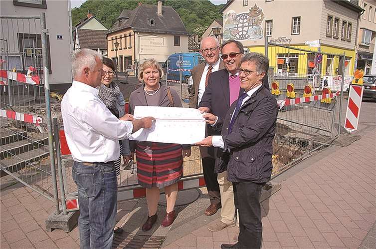 Während eines Ortstermins informierten AZV-Werkleiter Christian Meyer sowie EBB-Werkleiter Rolf Flerus über den Fortgang der Kanalarbeiten.RÜ