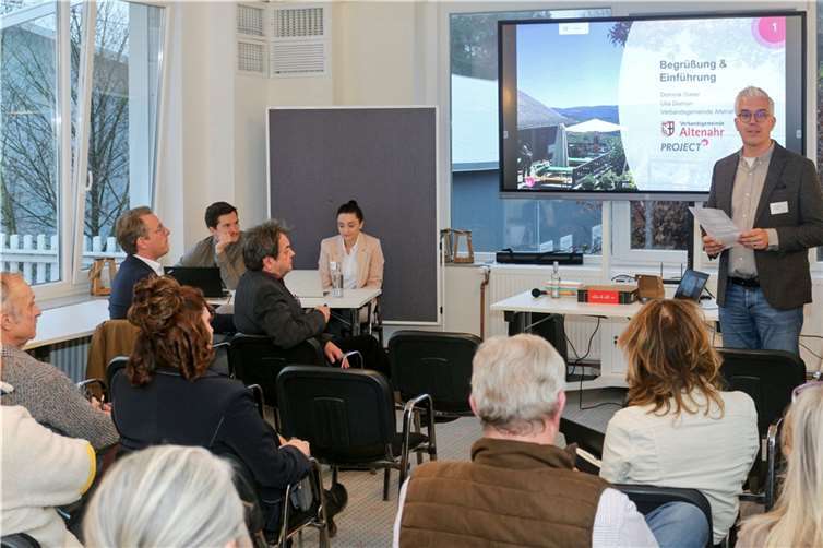 Während eines Tourismuscamps im November 2022 brachte die Lenkungsgruppe, die aus Vertretern der Ortsgemeinden, aus Kultur, Tourismus und Verwaltung besteht, ihre Expertise und ihre Ideen in das neue Tourismuskonzept ein. Die Bürgerinnen und Bürger wurden durch eine Onlinebefragung in das Projekt einbezogen.  Foto: Thorsten Trütgen / VG Altenahr