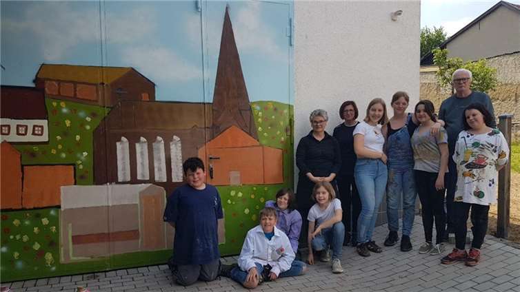 Während eines dreitägigen Workshops wurde eine malerische Collage auf das Eingangstor übertragen.  Fotos: privat