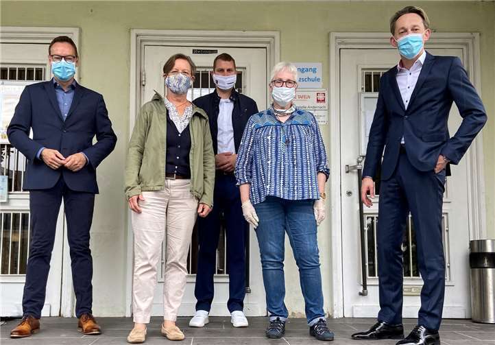 Mehr als 5.000 Euro an Spenden eingeworben Während eines vor-Ort-Termins bei der Andernacher Tafel konnten die Genossinnen und Genossen die Spendensumme bekanntgeben.Foto: SPD