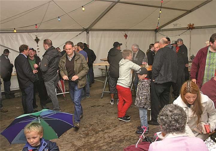 Während es sich draußen so richtig einregnete war im Zelt die Stimmung toll.