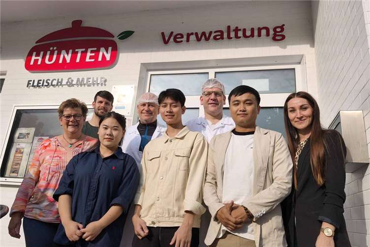 Während ihrer Ausbildungszeit erhalten die Drei Auszubildenden praktische Erfahrungen in den Bereichen Fleischverarbeitung, Lagerlogistik und Verkauf im Lebensmittelhandwerk.