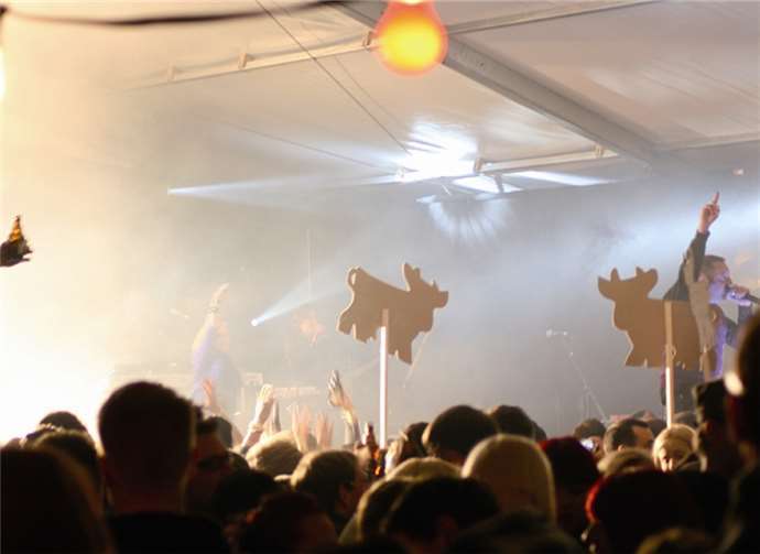 Während im Disco-Nebel die „Sidewalker“ zur Höchstform aufliefen, konnte man im Festzelt „über die Köpfe gehen“.