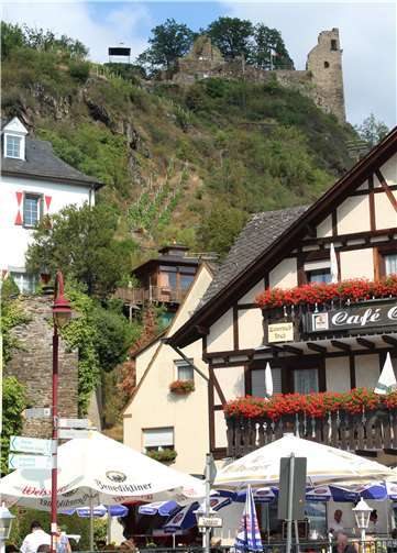 Während im Tag gefeiert wurde, gab es hoch oben auf der Burgruine Are eine Führung.