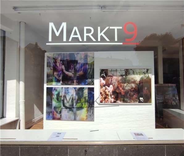 Während in dem einen Fenster Lars Ulrich Schnackenberg seine Werke präsentiert ...