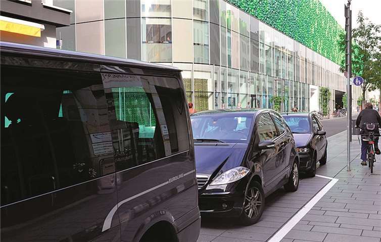 Während in so manchem Parkhaus viele Plätze frei sind, kämpfen Autofahrer einige Stockwerke tiefer, wie hier in der Casinostraße, um jeden Zentimeter Parkraum. Dies soll sich durch eine eventuelle Gebührenerhöhung ändern.HEP