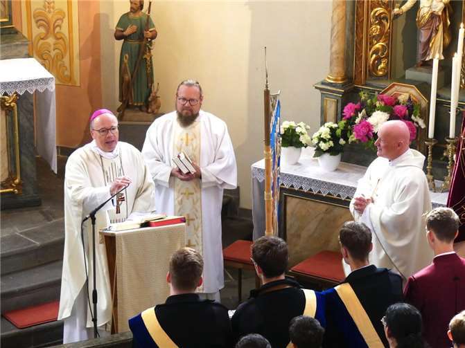 Eifelort Brohl feiert seine 1100-jährige Geschichte Während seiner Begrüßungsansprache ging Ackermann auch auf die Geschichte von Brohl und seine Verbindung zu Trier ein.