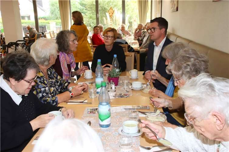 Während seines Besuchs kam Jung mit den Seniorinnen und Senioren ins Gespräch.  Foto: Stadt Neuwied
